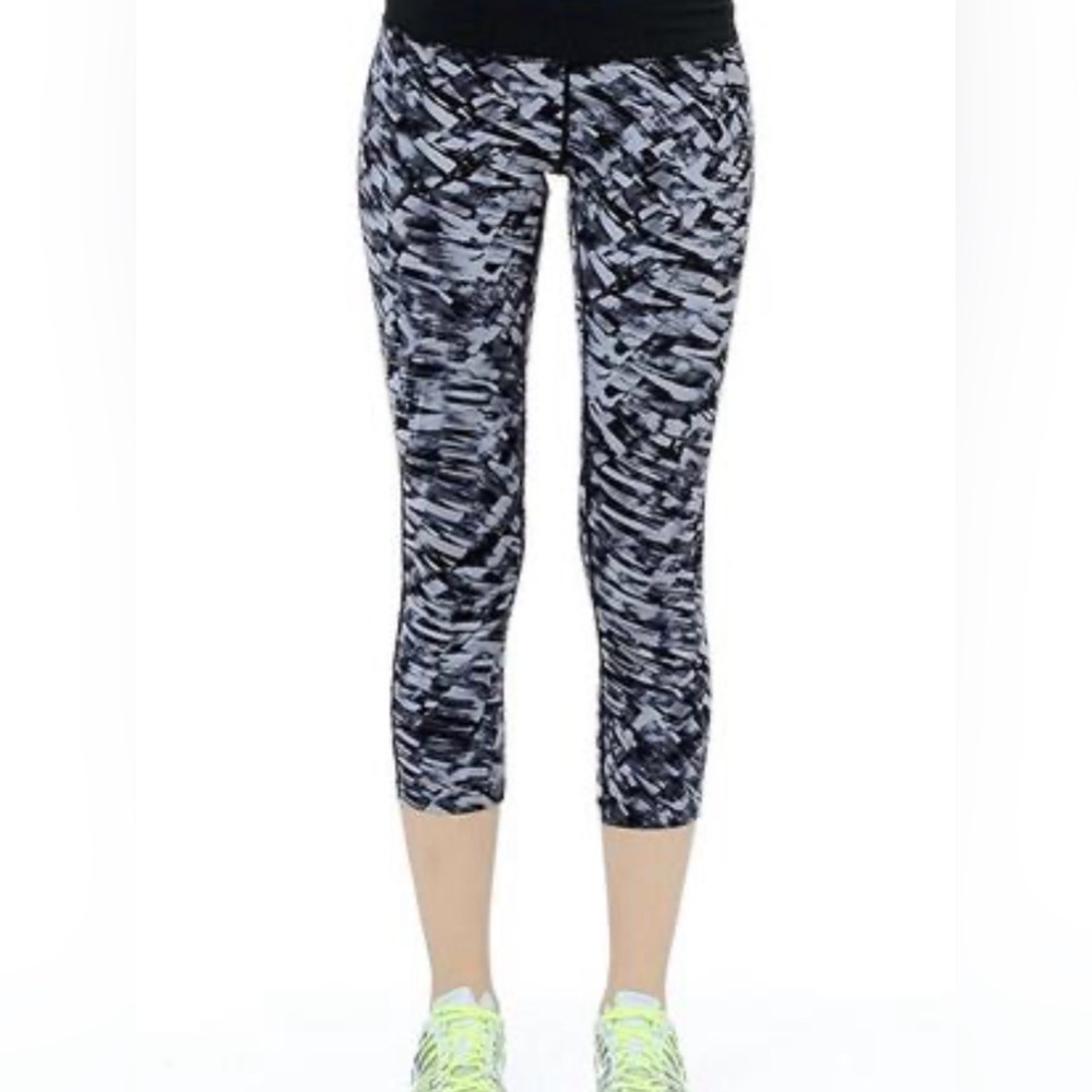 Nike Dri Fit Abstract Patterned Cropped Leggings